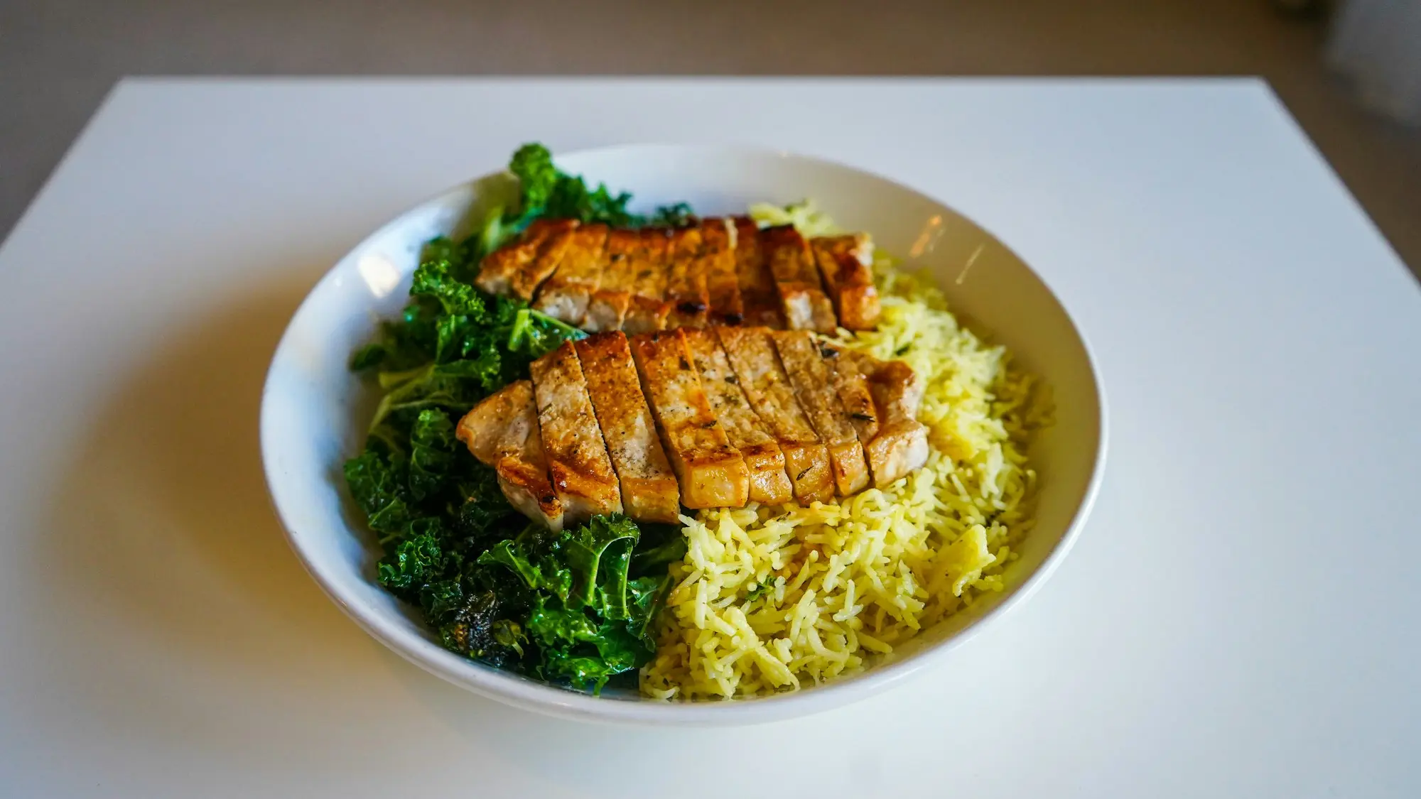 Bol de riz, chou kale et viande grillée, repas complet de récupération après l'entraînement