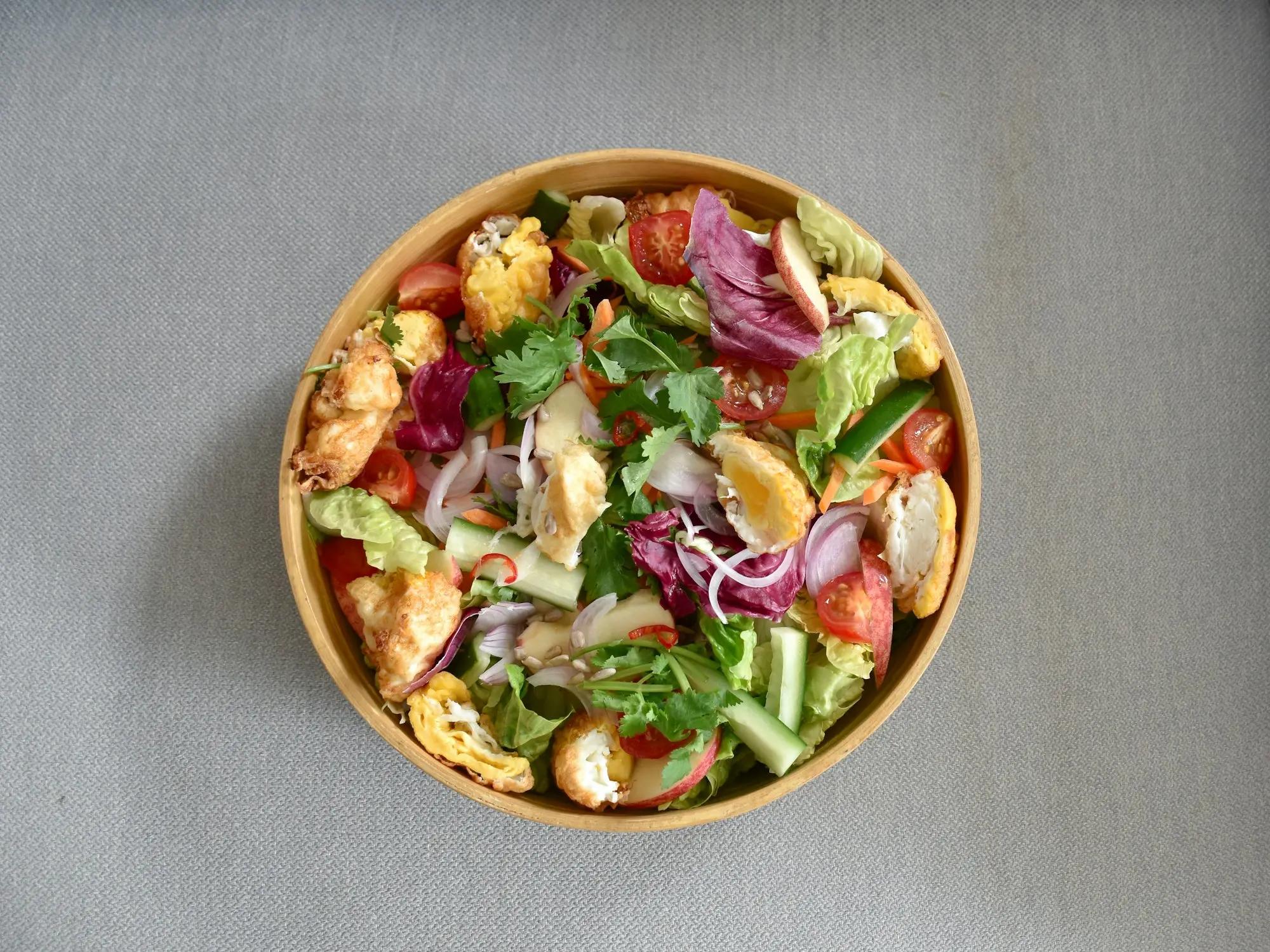 Saladier de crudités colorées, tomates cerises et œufs, repas léger riche en protéines